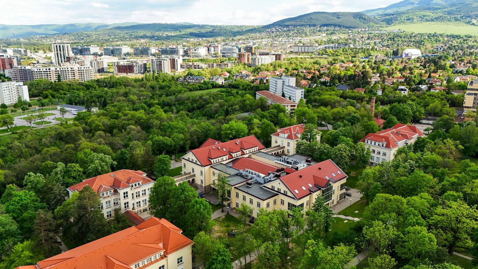 Въздушен изглед към кампуса на Американския колеж в София